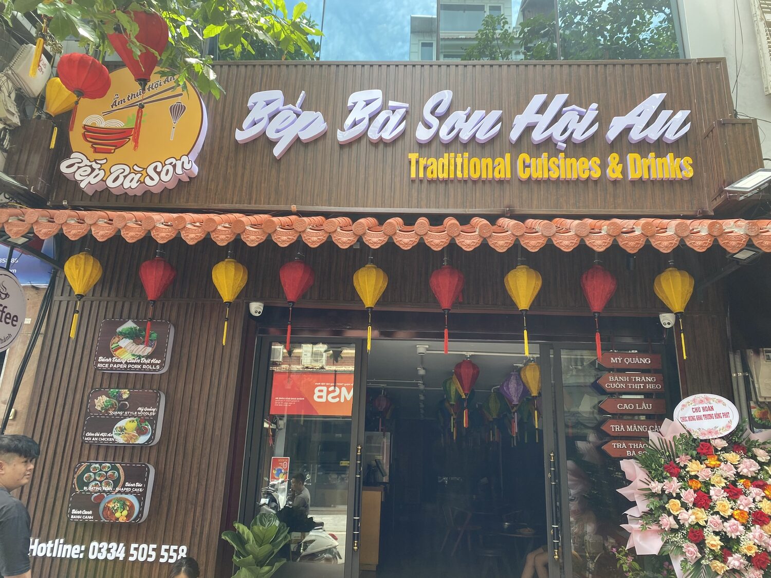 Biển nhà hàng Bếp Bà Sơn Hội An ban ngày