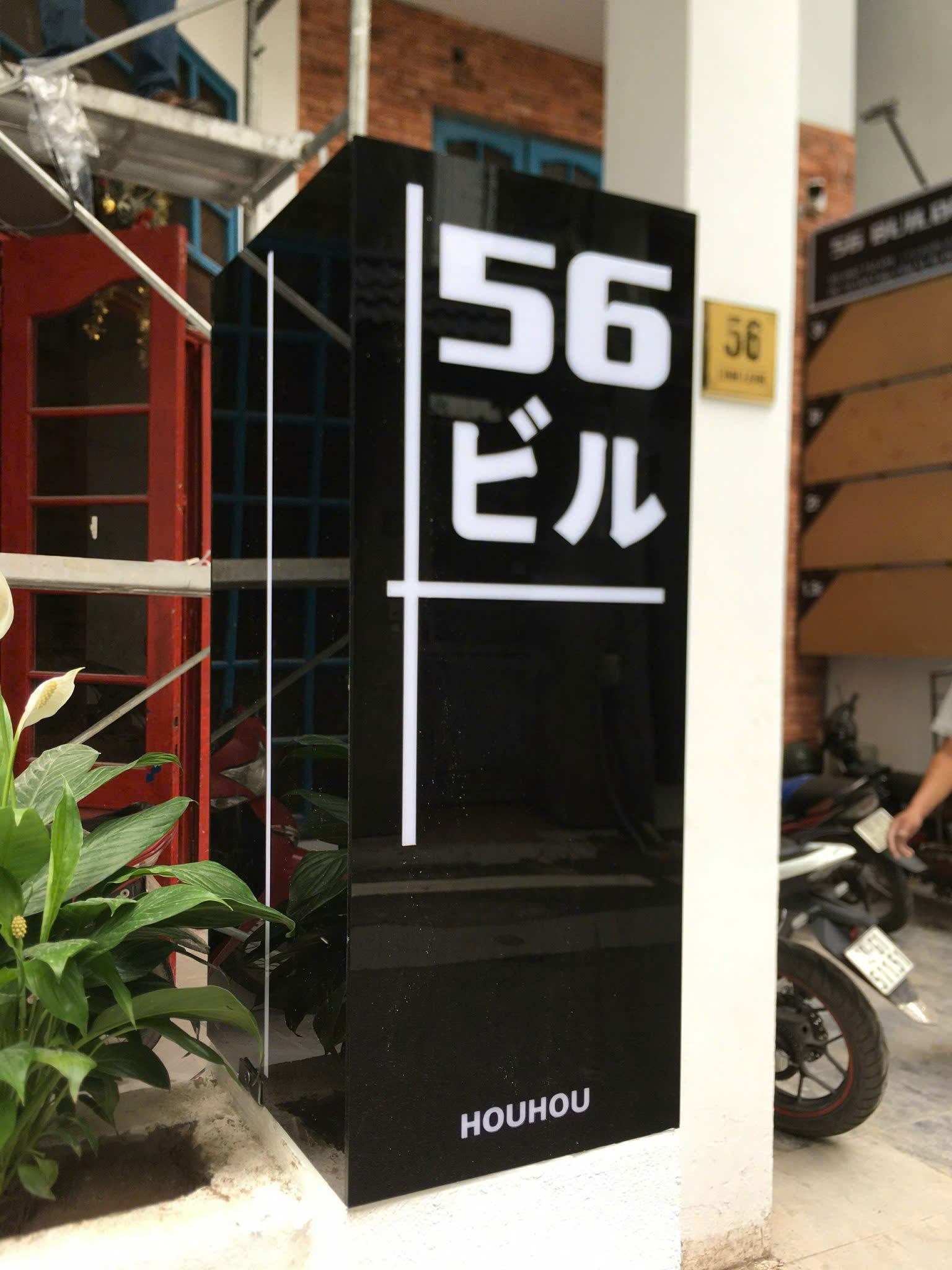 Biển đứng chữ sáng cho lối vào tòa nhà