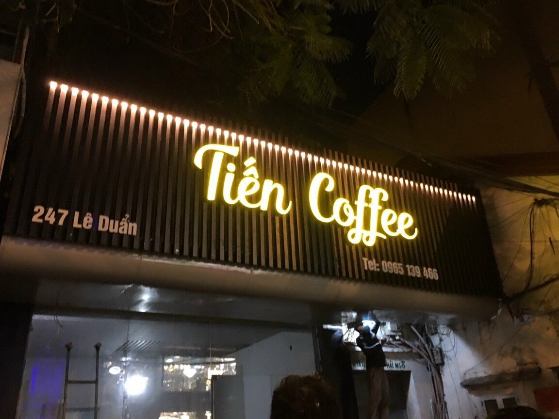 Biển chữ nổi Tiên Coffee phát sáng buổi tối
