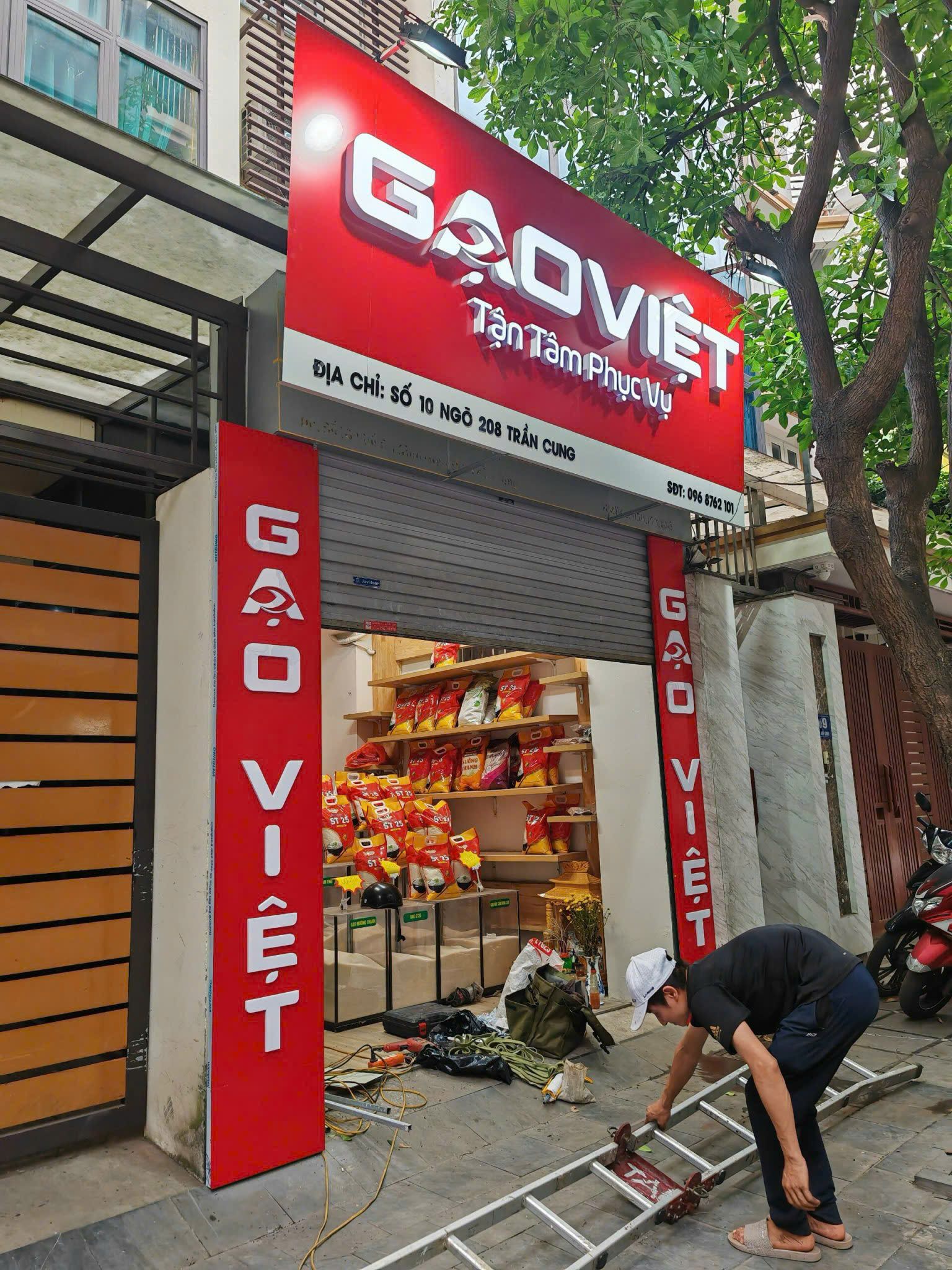 Biển mặt tiền màu đỏ kết hợp chữ nổi cho cửa hàng bán lẻ
