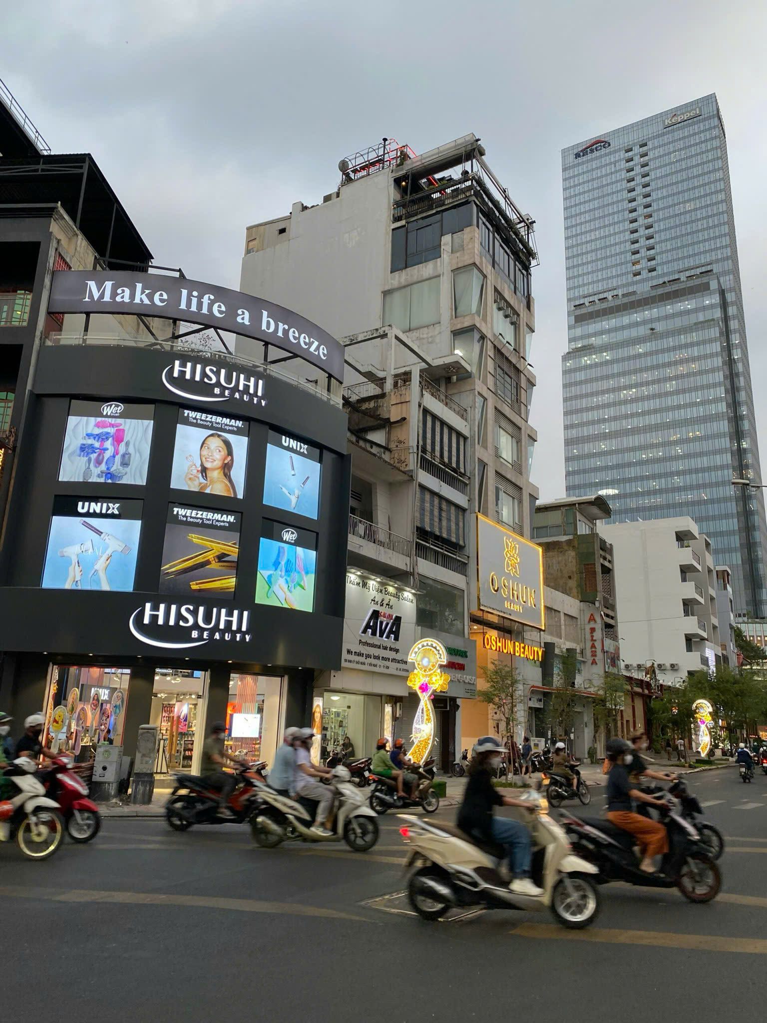 Hình ảnh biển quảng cáo thực tế với mặt dựng và đèn LED