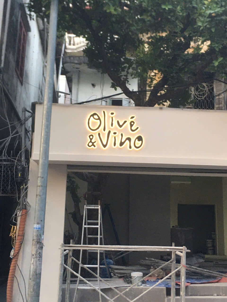 Biển chữ nổi hắt sáng phong cách tối giản cho cửa hàng