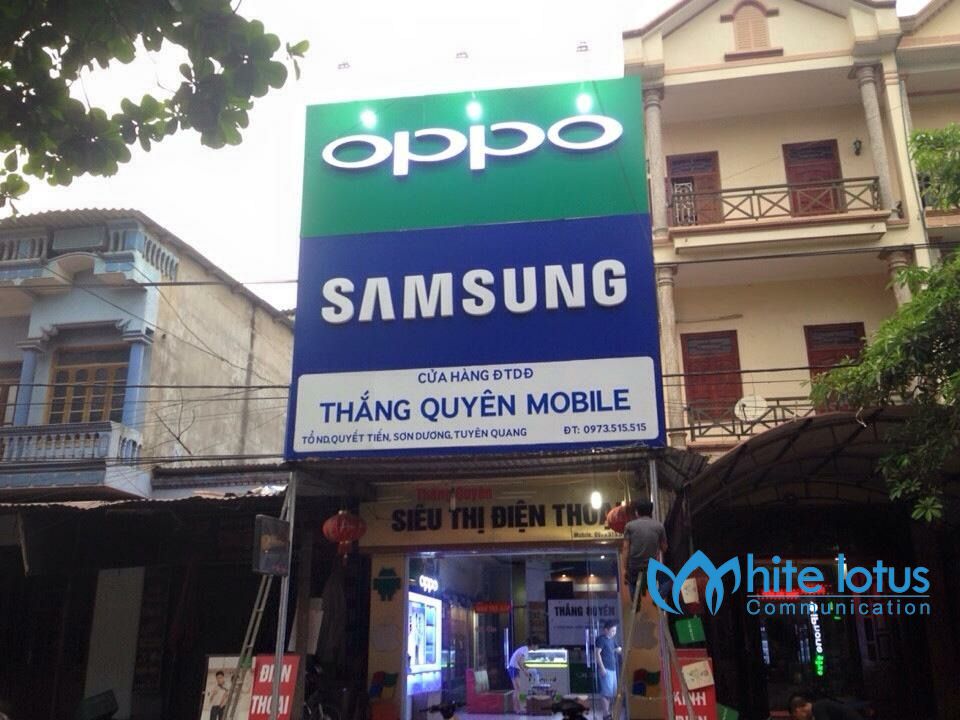 Biển quảng cáo cửa hàng tại khu vực Cầu Giấy