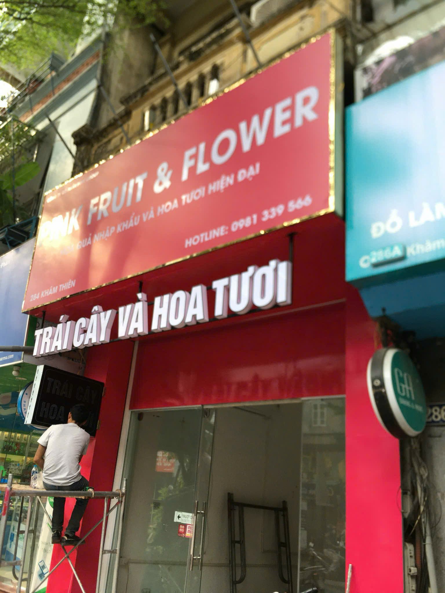 Biển cửa hàng trái cây hoa tươi màu đỏ nổi bật