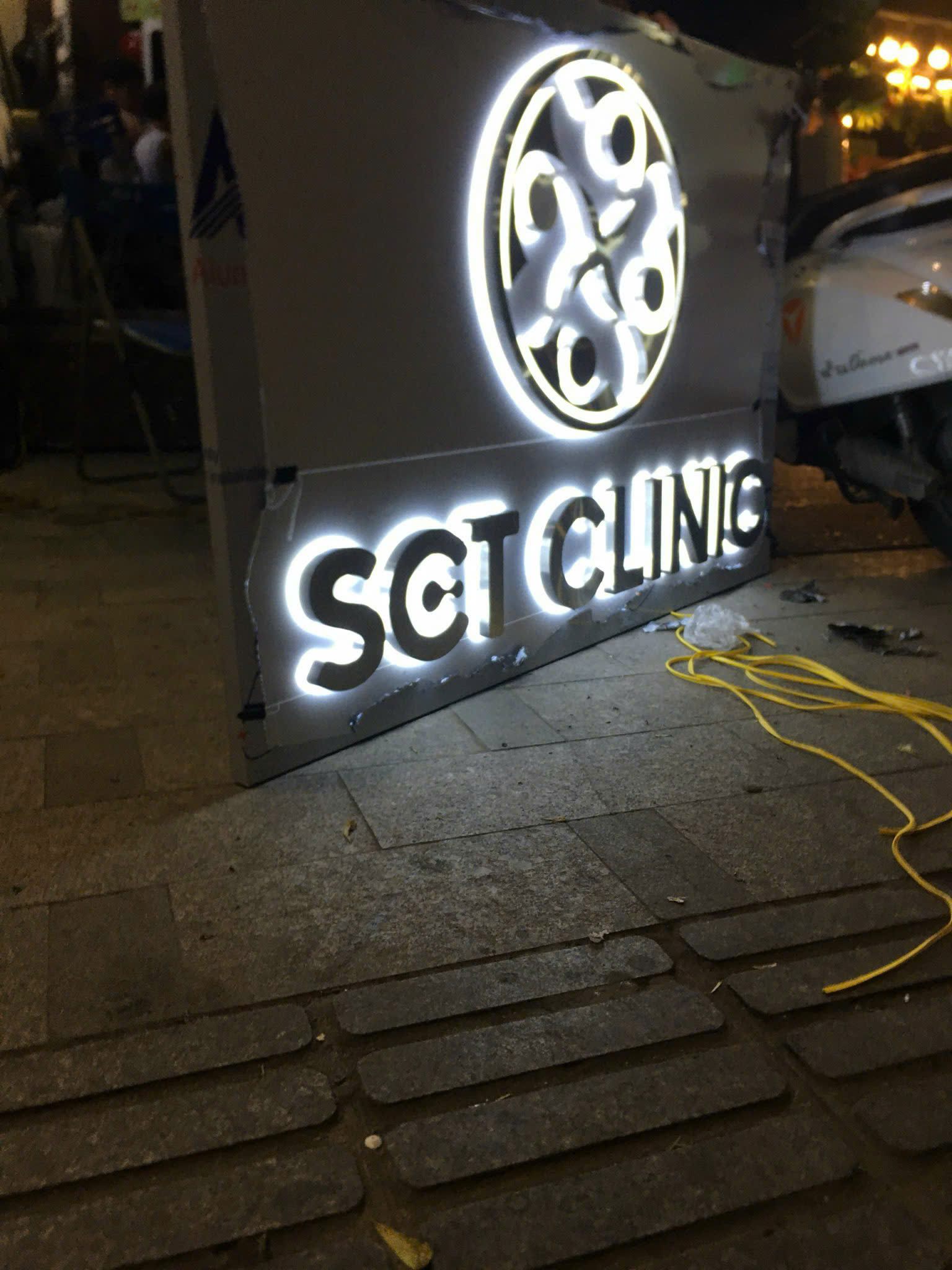 Mẫu chữ nổi LED cho biển clinic trước khi lắp đặt