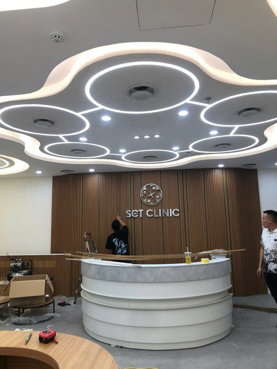Logo chữ nổi trong khu vực lễ tân clinic