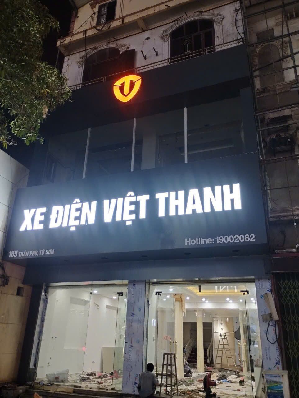 Biển mặt tiền showroom chữ nổi phát sáng buổi tối